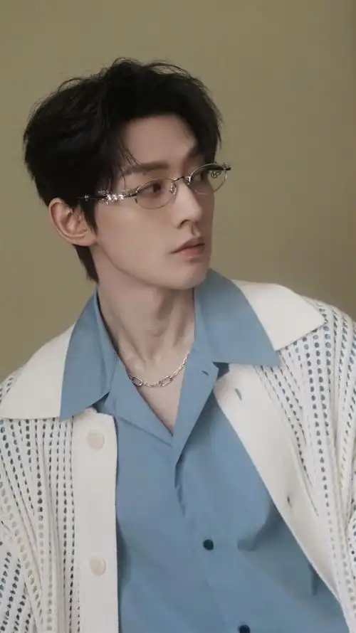 眼镜大户王嘉尔的出圈眼镜神图之一,就是无框小镜片加上闪光装饰点缀