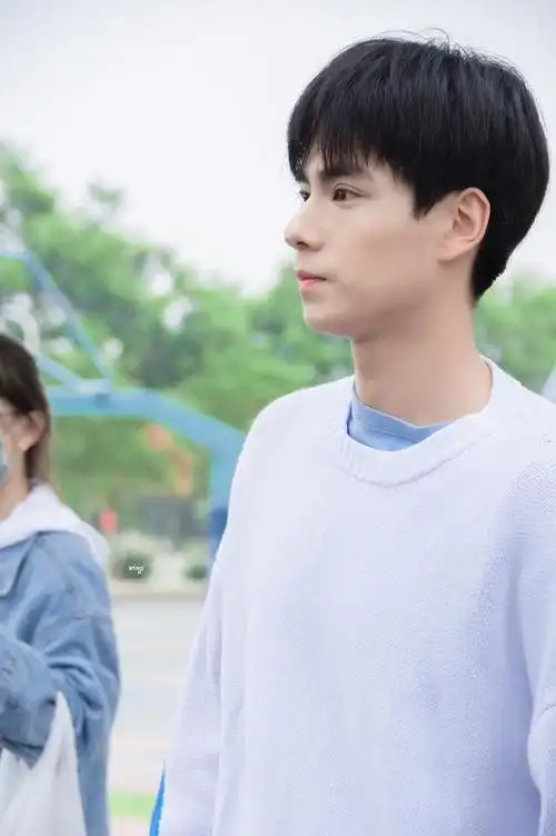 胡一天穿西装干练十足,休闲风穿搭又帅又苏