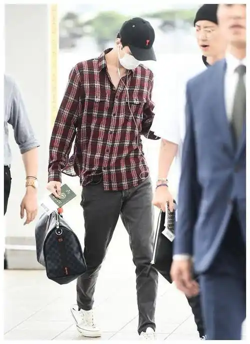 韩国艺人吴世勋现身机场,穿格纹大衣走英伦风,戴棒球帽酷劲十足_塞夫