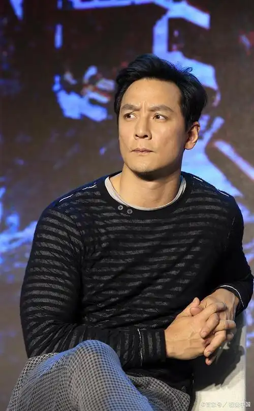 电影中被称为"绝世美男"的吴彦祖,一句"我们美国",又大火了