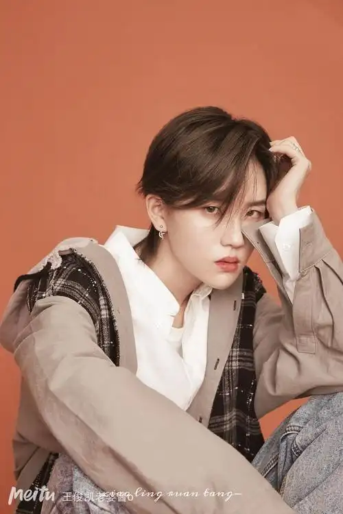 青你二陆柯燃 喜欢的多给她投票哦