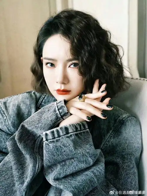 内娱女明星短发造型#短发我觉得最好看的是戚薇哎,就是气质上很不一