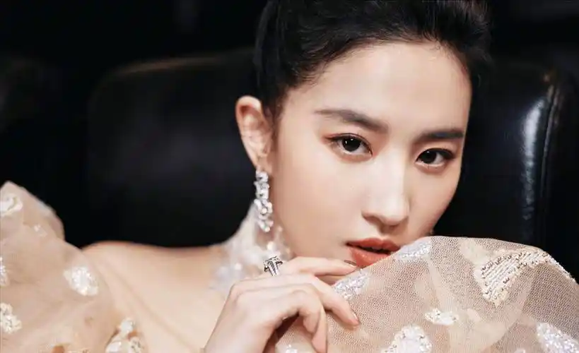 神仙姐姐--刘亦菲刘亦菲简介:出生于1987年1月25日,湖北省武汉市,毕业