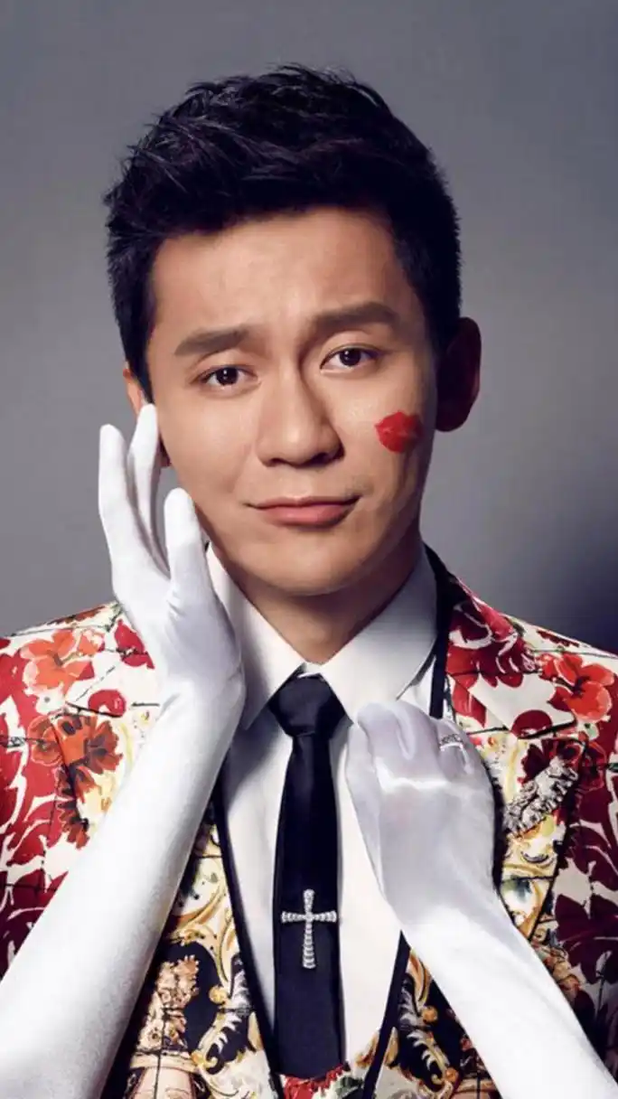 李晨 女生是累赘# 节目里,大黑牛李晨对于抓到白鹿和宋雨琦表示,粮鲻