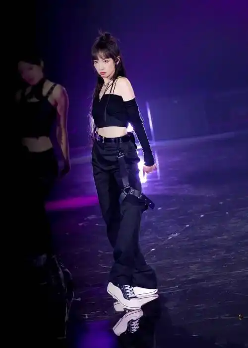 宋茜穿露脐装扎长辫大秀小蛮腰!