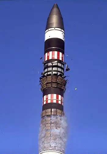 描述:美国第4代战略弹道导弹和平卫士peacekeeper lgm118美国第4代