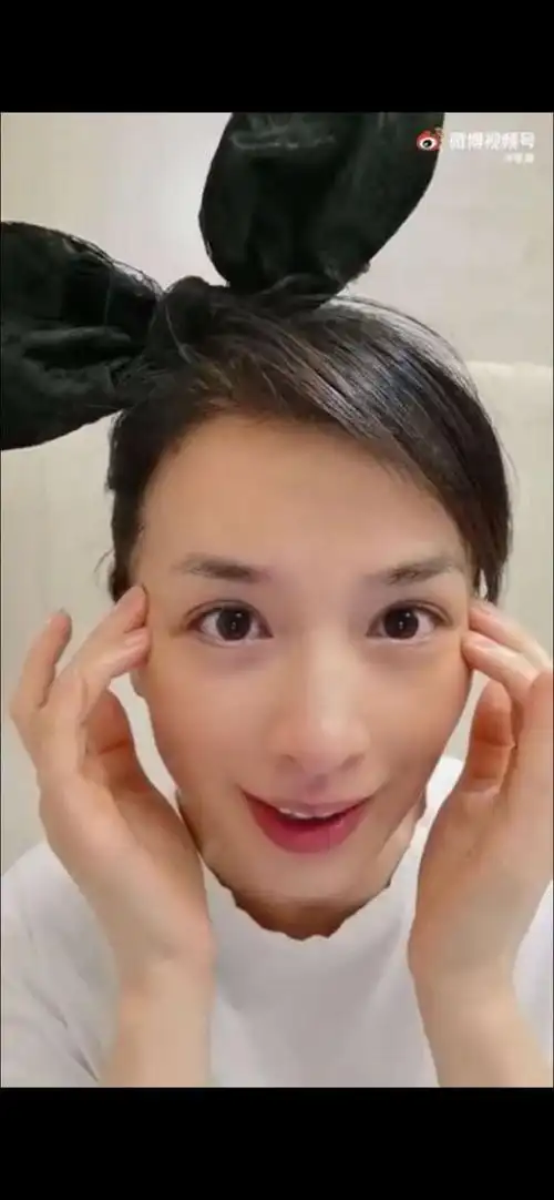 比对卸妆前后的张庭,五官只是从美艳变回清秀,素颜的她,一双大眼依旧