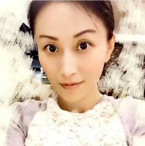 杨子43岁前妻陶虹近照曝光,淡妆有气质,与17岁女儿合影似姐妹
