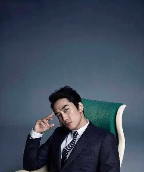 宋承宪,相信很多人认识他是从《蓝色生死恋》开始的,身高179的他穿起