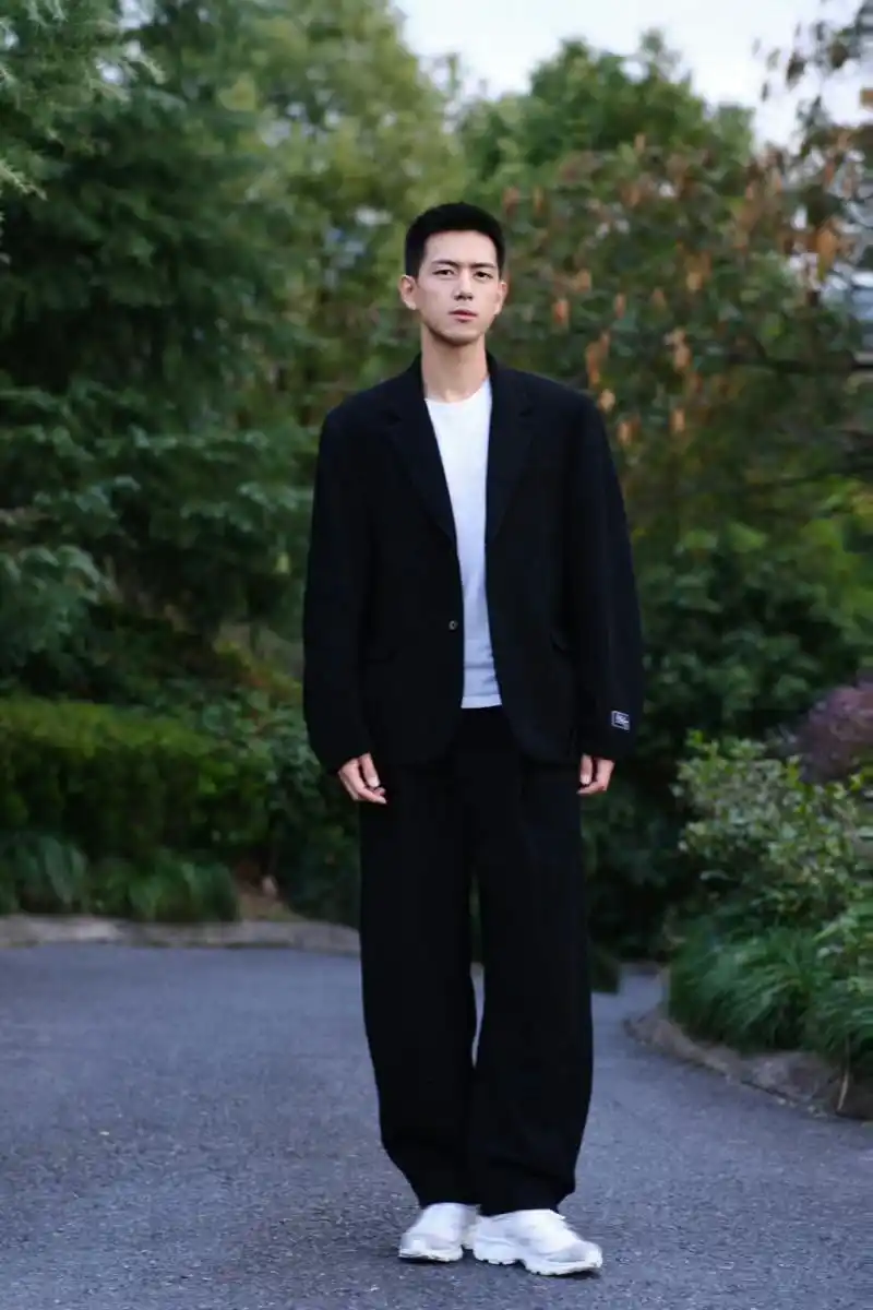 李现|街头随拍"给闹铃放两天假"很有生活气息的一组照片,李现状态给人