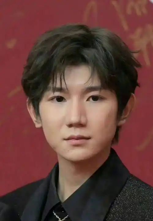 王源满脸痘印,千玺皮肤浮粉,王俊凯面庞臃肿,养成系难度此关_偶像_易