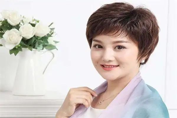 适合60岁女人烫的发型