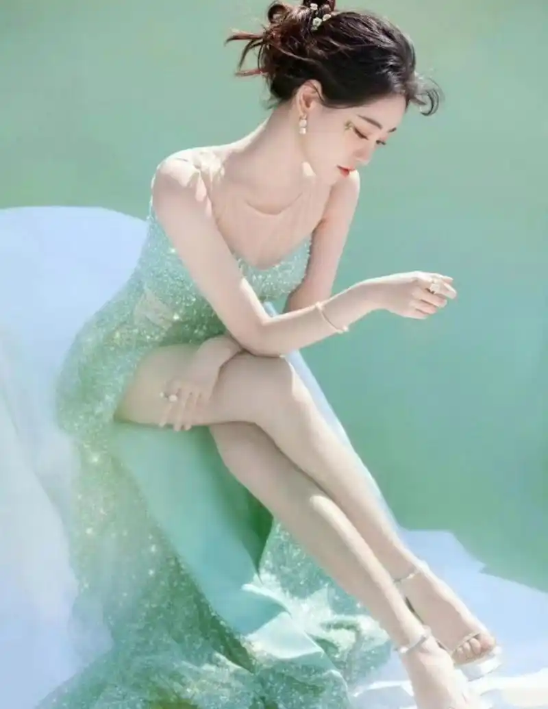 祝绪丹高开叉长裙写真,皮肤白皙,长腿诱人,简直美翻了!#2024我想说