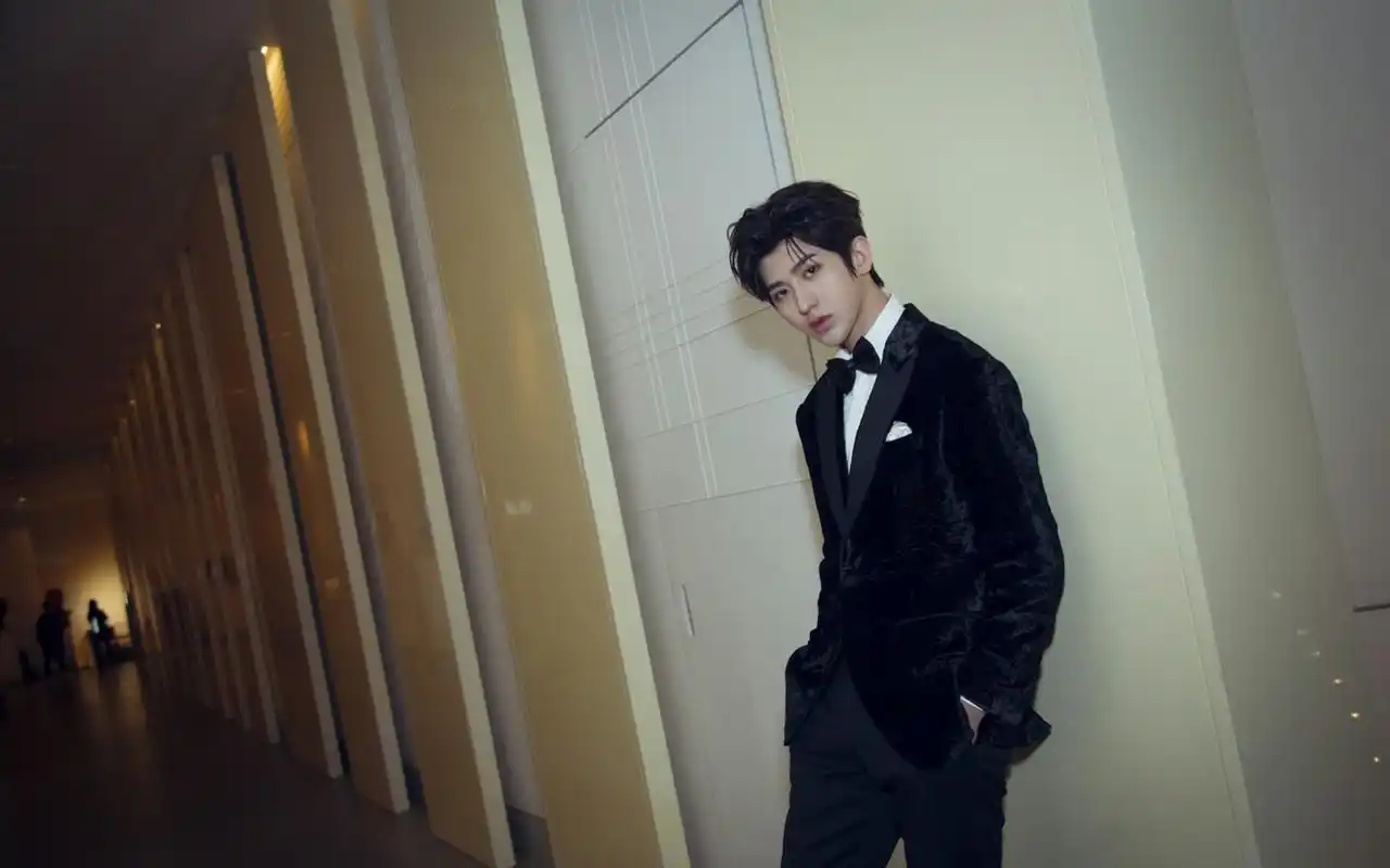 蔡徐坤西装帅气高清图片桌面壁纸