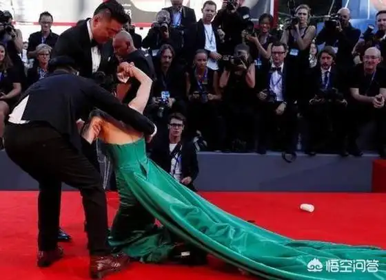 男明星生理反应,明星走红毯时会遇到哪些尴尬的事
