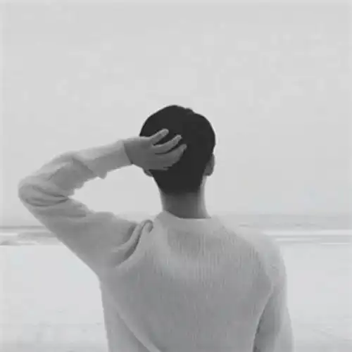 男生孤独一个人黑白图片背影