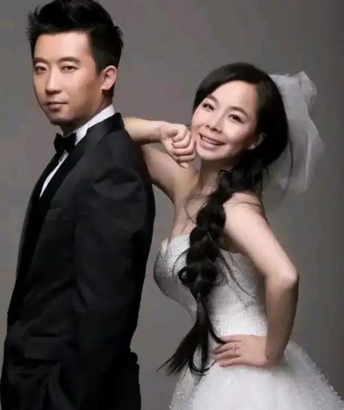 歌手王二妮23岁成名放弃百万年薪下嫁农村丈夫如今过得怎样