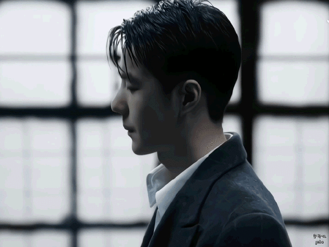 王一博王俊凯易烊千玺吴磊抽烟镜头##吴磊易烊千玺王一博王俊凯抽烟