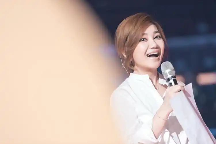 梁静茹歌迷巧用道具同框偶像 拥抱白发奶奶好温馨