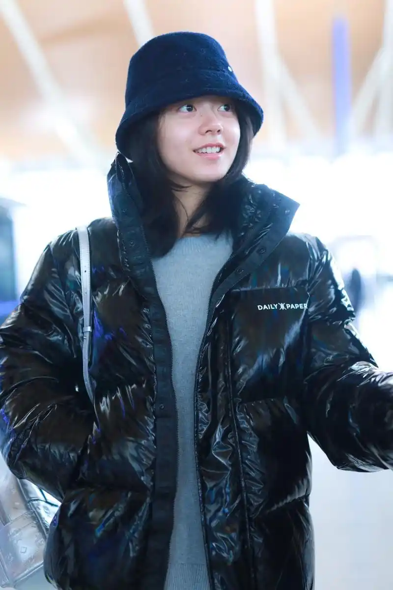 组图:赵今麦素颜戴渔夫帽清纯可人 手拎红色个性行李箱又潮又美