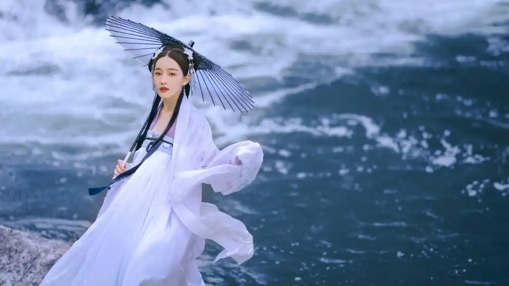 汉服古风:紫溢流光,眸落辰,念念尘世不若清风