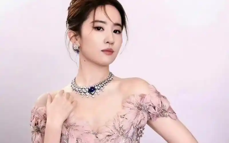 刘亦菲迪士尼公主造型出场太美啦