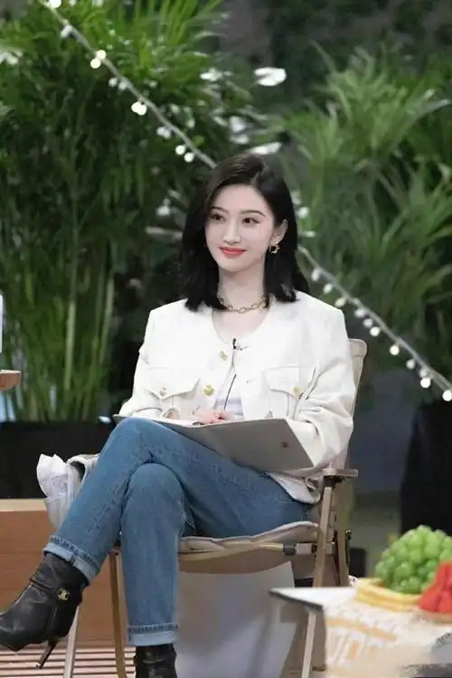 景甜现身长沙机场简约穿也难掩千金气质肤如凝脂美得很水灵