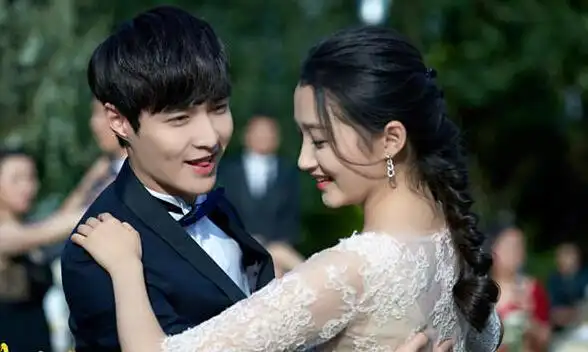 《好先生》张艺兴手揽关晓彤 手足无措跳交谊舞