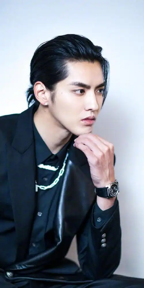 吴亦凡又蓄长发,黑色西装酷帅有型,最后一张让人沦陷了