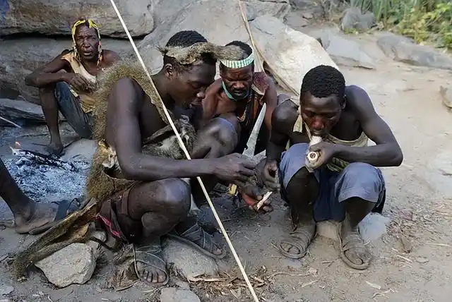 很多人都觉得这种原始生活已经离我们的现代社会非常遥远了,但实际上