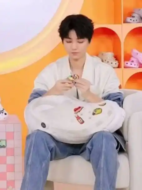 王俊凯为平静的直播间增添一丝幽默|王俊凯_新浪新闻