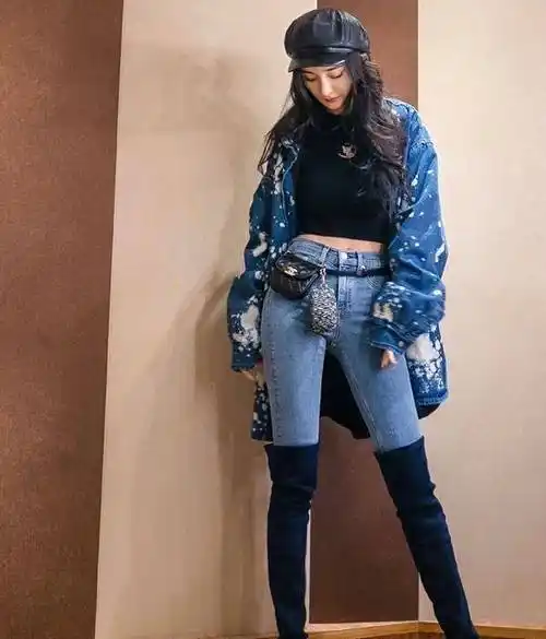 杨幂美得彻底,牛仔裤搭配长筒靴,小露蛮腰太惹眼!_双腿_时尚_红色