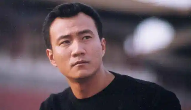 著名演员胡军:娶中戏师妹,婚后绯闻不断,此生只爱2个女人_父亲_卢芳