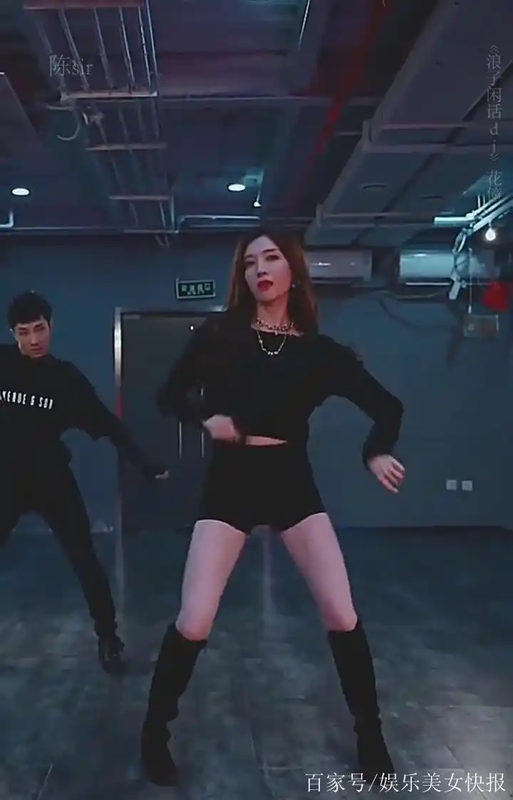 江疏影化身热辣舞女,超短裤性感跳舞
