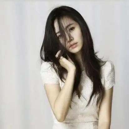 2009年,出演个人首部电视剧《美女不坏》进入娱乐圈.