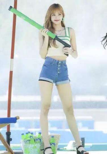 lisa身材有多好将双腿发大后网友确定没有开特效吗