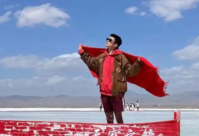 易烊千玺更新ins,摆大妈同款pose过分可爱,小短裤有特殊亮点