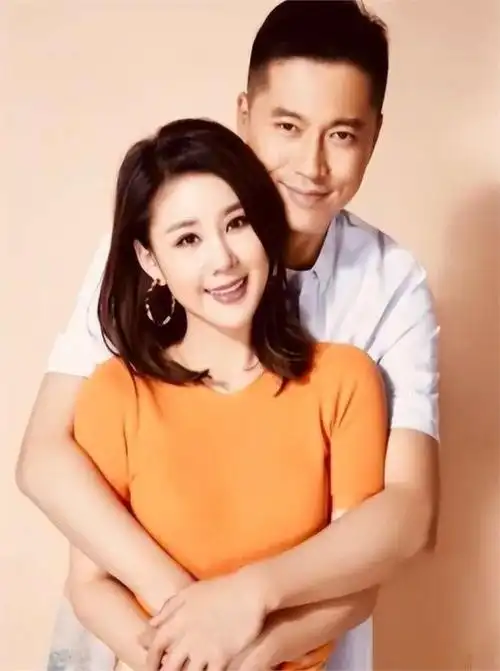 李小萌晒奢侈豪车,穿v领裙成豪门贵妇,与丈夫王雷一直相伴相爱