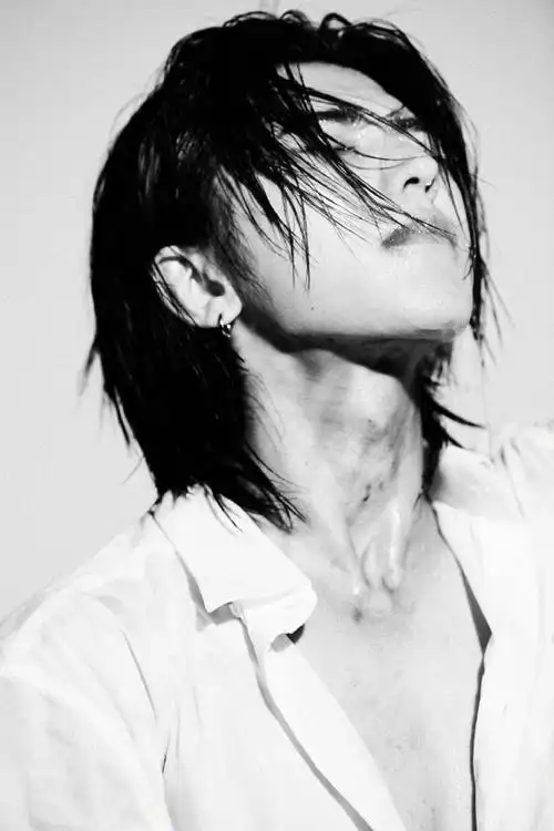 蔡徐坤黑白光影照