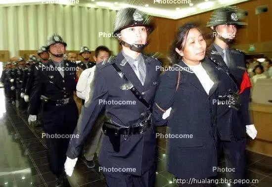 穿着蓝花条粗布裤子光着脚丫子上刑场去枪毙死刑犯图片(胆小不要看)