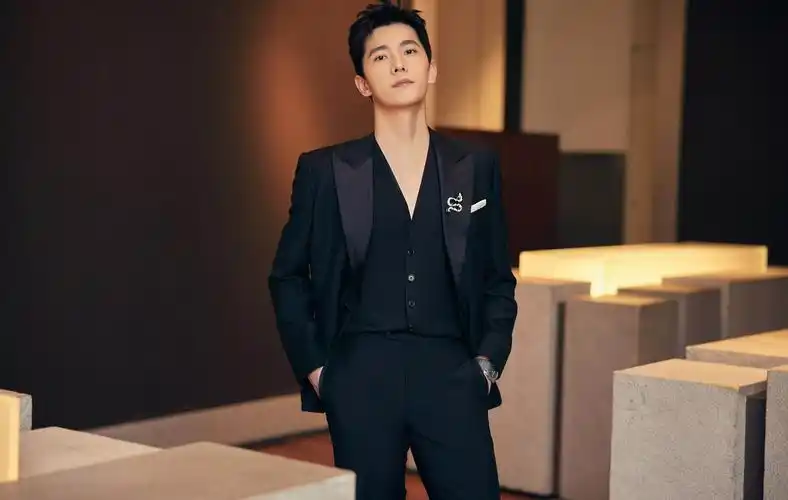 杨洋黑西装造型亮相高级珠宝晚宴诠释经典与永恒之美