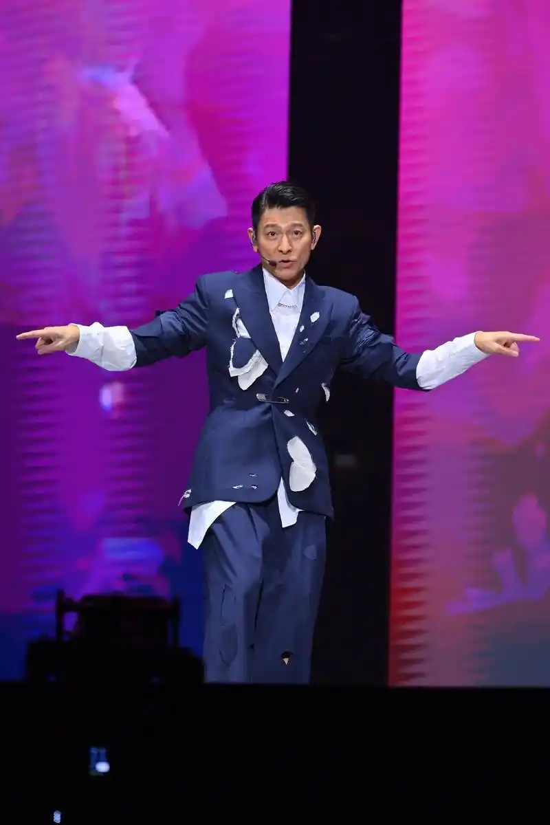 刘德华唱哭了,周海媚去世,李玟去世,吴孟达去世,熟悉的世界在一点点