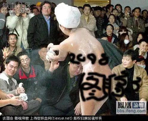 难道也算"行为艺术"? 裸体少女推销淋浴液