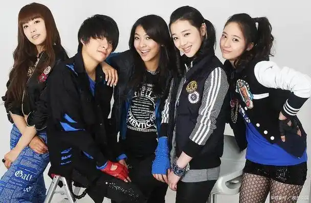 然而,随着时间的推移,成员们的合约逐渐到期,fx也开始面临着种种困境.