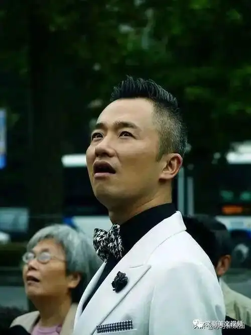 有风度,有温情主持人程磊简历(网络配图 侵删)比如说上海卫视的主持人