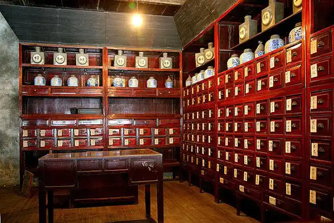 蒙胧细雨中的江南小镇——乌镇老药店