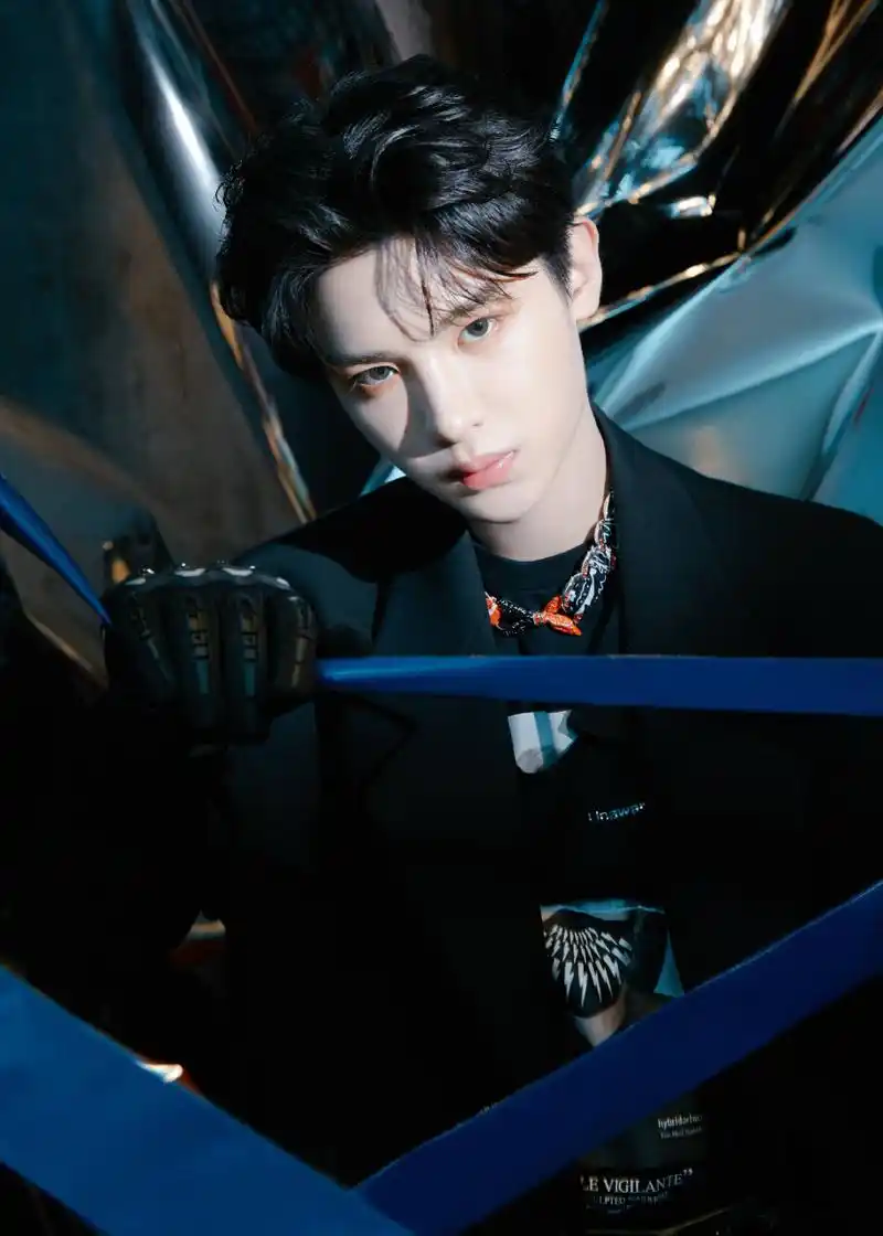 黄明昊《金曲青春》造型图来啦这套暗黑系look搭配眼妆也太绝了吧[赞]