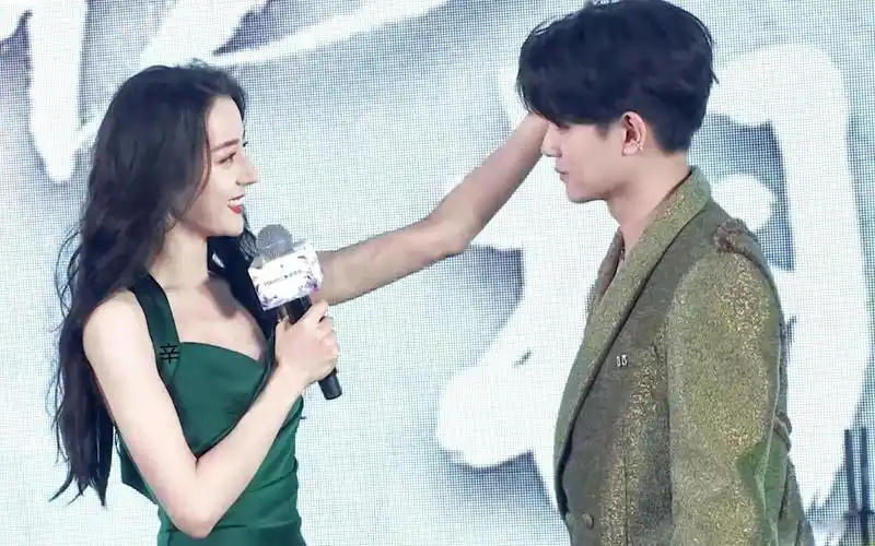 2021优酷年度发布会 任嘉伦迪丽热巴 现场甜蜜摸头杀