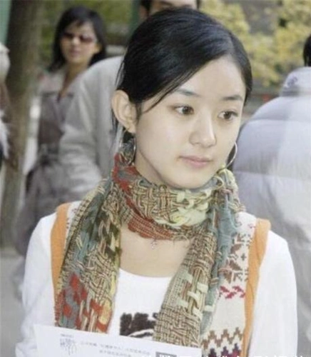 2006年,赵丽颖参加冯小刚举办的《雅虎搜星》选秀,此选秀节目是冯小刚