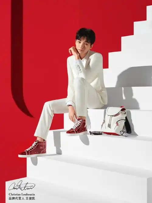 210426christianlouboutin代言人王俊凯突然出现给你带来红白相间的